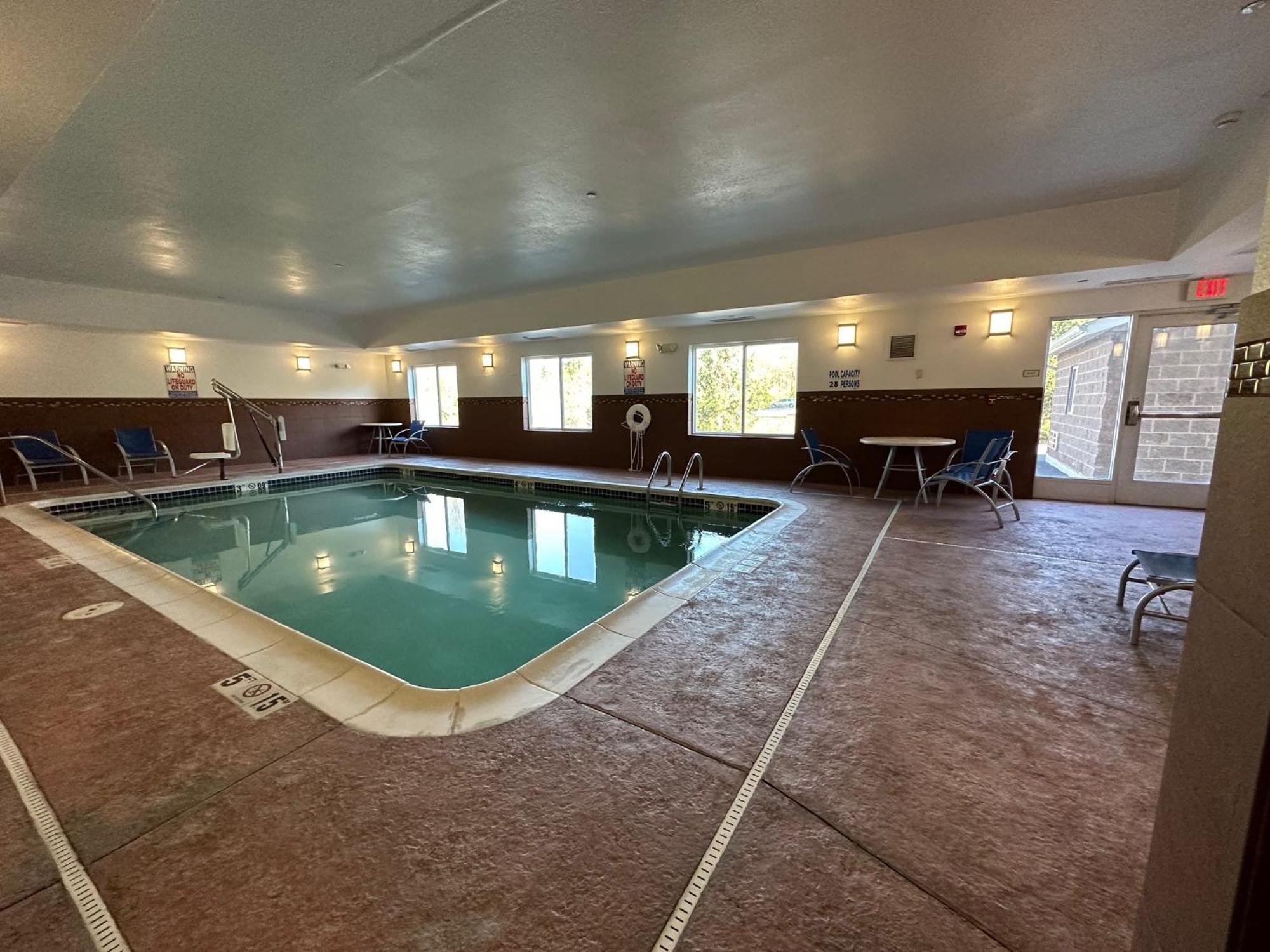 Holiday Inn Express Belle Vernon Экстерьер фото