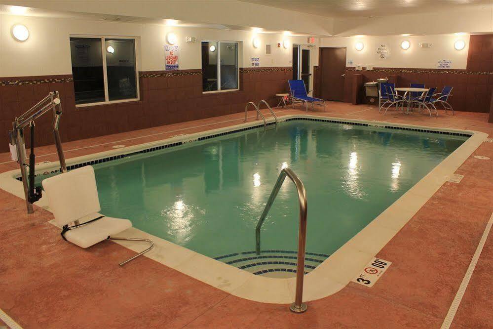 Holiday Inn Express Belle Vernon Экстерьер фото